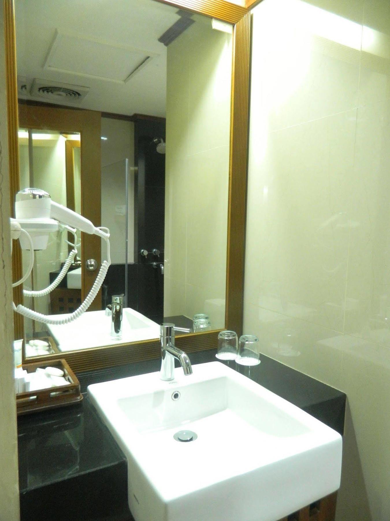 Patra Comfort Jakarta Bagian luar foto